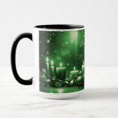 Grüne Kerzen Weihnachts-Feiertags-Tasse Tasse (Links)