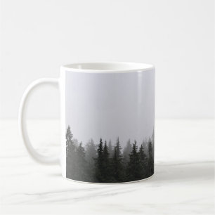 GRÜNE KIEFERN UNTER WEISSEM HIMMEL KAFFEETASSE