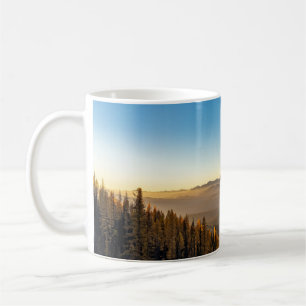 GRÜNE KIEFERNBÄUME AUF DEM BERG UNTER BLAUEM HIMME KAFFEETASSE