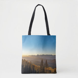 GRÜNE KIEFERNBÄUME AUF DEM BERG UNTER BLAUEM HIMME TASCHE