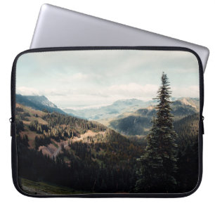 GRÜNE KIEFERNBÄUME AUF DEM BERG UNTER WEISSEN WOLK LAPTOPSCHUTZHÜLLE