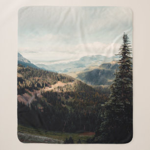 GRÜNE KIEFERNBÄUME AUF DEM BERG UNTER WEISSEN WOLK SHERPADECKE