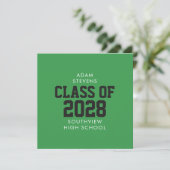 Grüne klassische Varsity-Abschlussfeier Einladung (Stehend Vorderseite)