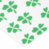 Grüne Klee Blätter auf Weiß Tischdecke (Schrägansicht)