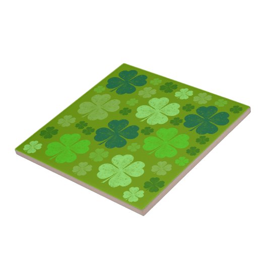 Grüne Klee, Glücksklamotten, St. Patrick's Day Fliese (Seite)