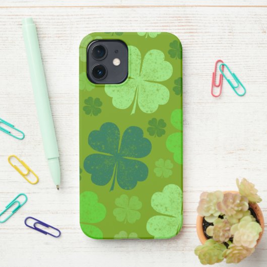 Grüne Klee, Glücksklamotten, St. Patrick's Day iPhone Hülle (Auf dem Schreibtisch)
