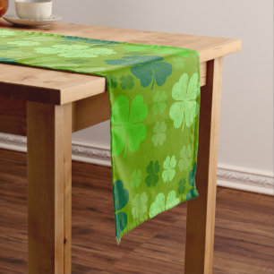 Grüne Klee, Glücksklamotten, St. Patrick's Day Mittelgroßer Tischläufer