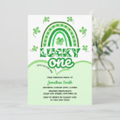 Grüne Klee Lucky One Rainbow Birthday Einladung (Stehend Vorderseite)