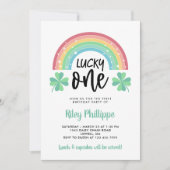 Grüne Klee und Regenbogen Lucky Eins erster Geburt Einladung (Vorderseite)