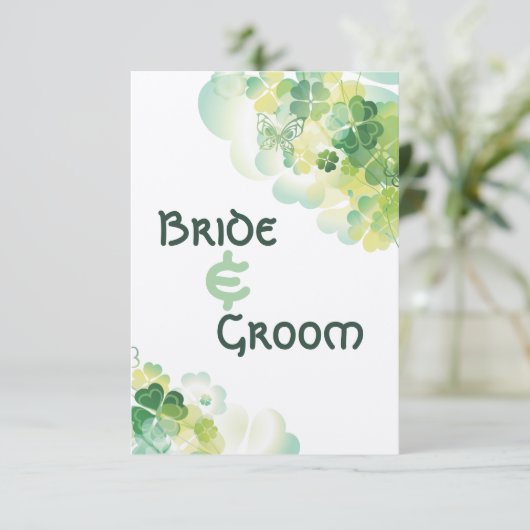 Grüne Klee und Schmetterlingecken Save the Date Einladung (Stehend Vorderseite)