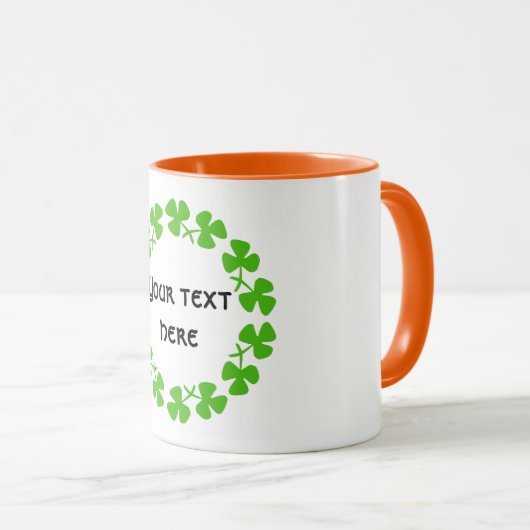 Grüne Kleeblätter an der Grenze zu Text Tasse (VorderseiteRechts)