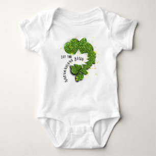 Grüne Kleeblätter funkelnde Herzen Baby Bodysuit Strampler