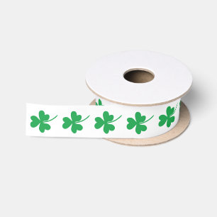 Grüne Kleeblätter für den St. Patrick's Day Satinband