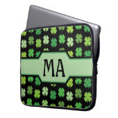 Grüne Kleeblätter mit Monogramm-Initialen Laptopschutzhülle (Vorderseite Links)