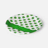 Grüne Kleeblätter mit personalisiertem Namen Pappteller (Schrägansicht)