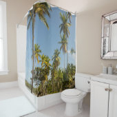 Grüne Kokospalme in der Nähe des Grüngrasfeldes Duschvorhang (Beispiel)