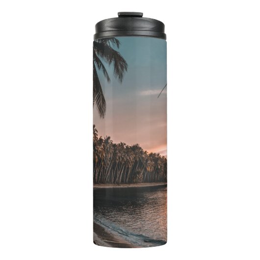 GRÜNE KOKOUTBÄUME AM STRAND THERMOSBECHER (Vorderseite)