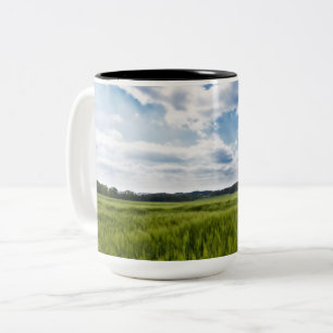 Grüne Kornfelder und blaue Himmel Zweifarbige Tasse