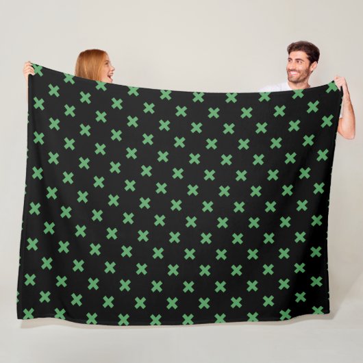 Grüne Kreuzstiche auf schwarz Fleecedecke (Beispiel)