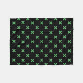 Grüne Kreuzstiche auf schwarz Fleecedecke (Vorderseite (Horizontal))