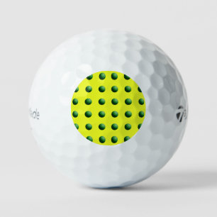 Grüne Kugeln auf Gelb Golfball