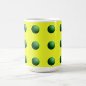 Grüne Kugeln auf Gelb Kaffeetasse (Mittel)