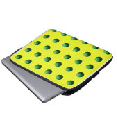 Grüne Kugeln auf Gelb Laptopschutzhülle (Vorne Knopf)