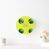 Grüne Kugeln auf gelber Wanduhr (Zuhause)