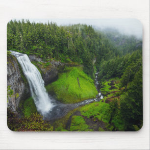 Grüne Landschaft des Wasserfalls Mousepad