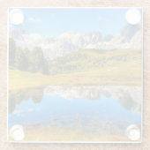 Grüne Landschaft mit Teich und schneebedeckten Ber Glasuntersetzer (Rückseite)