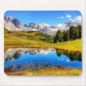 Grüne Landschaft mit Teich und schneebedeckten Ber Mousepad (Vorne)