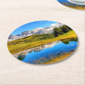 Grüne Landschaft mit Teich und schneebedeckten Ber Runder Pappuntersetzer (Angewinkelt)