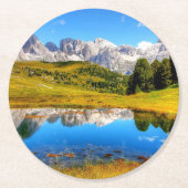 Grüne Landschaft mit Teich und schneebedeckten Ber Runder Pappuntersetzer (Vorderseite)