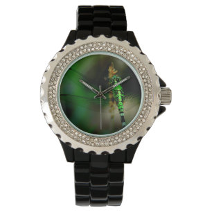 Grüne Libelle auf der Uhr der Frauen