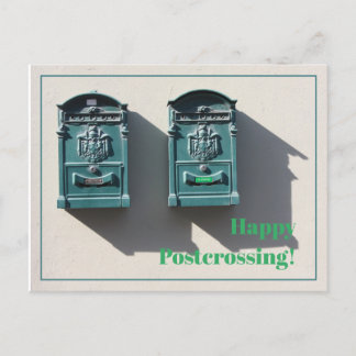 Grüne Mailbox glückliche Postüberquerung Postkarte