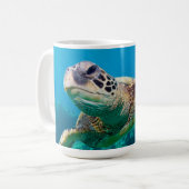 Grüne Meeresschildkröte, die über Korallenriff Kaffeetasse (Vorderseite Links)