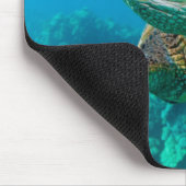 Grüne Meeresschildkröte, die über Korallenriff Mousepad (Ecke)