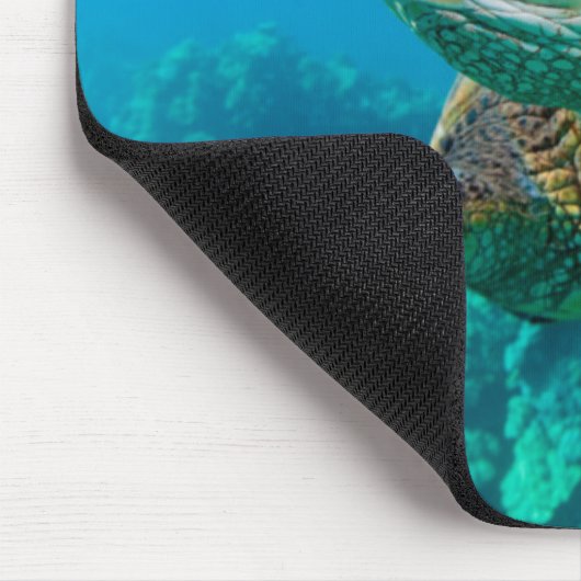 Grüne Meeresschildkröte, die über Korallenriff Mousepad (Ecke)