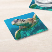 Grüne Meeresschildkröte, die über Korallenriff Rechteckiger Pappuntersetzer (angewinkelt)