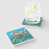 Grüne Meeresschildkröte, die über Korallenriff Steinuntersetzer (Seitenansicht)