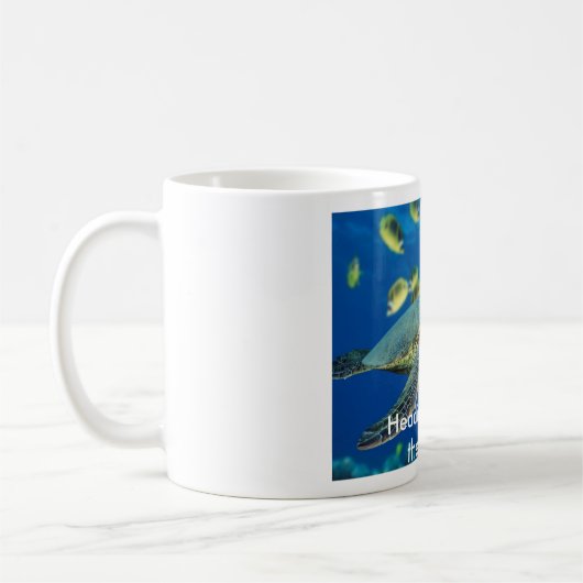 Grüne Meeresschildkröte, gehend in Richtung zum Kaffeetasse (Links)