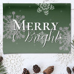 Grüne Merry und helle Schneeflocken Weihnachten Geschirrtuch<br><div class="desc">Fügen Sie eine charmante Touch in Ihre Küche in dieser Ferienzeit mit einem grünen Merry und Helle Schneeflocken Weihnachtsküche Handtuch. Das Küchentücher-Design zeichnet sich durch sinkende Schneeflocken aus. Freuen Sie sich auf den Gruß Merry und Bright in einem modernen Schriftart und ein weiches, weißes Overlay. Mit diesem Design sind auch...</div>