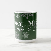 Grüne Merry und helle Schneeflocken Weihnachten Kaffeetasse (Mittel)