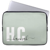 Grüne minimale Sage Modern Initial Monogram Laptopschutzhülle (Vorderseite)