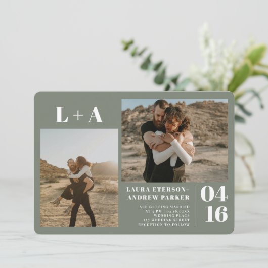 Grüne minimalistische Initialen 2 Fotos Hochzeit Einladung (Stehend Vorderseite)