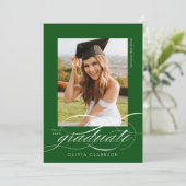 Grüne Moderne Elegante Script Foto Graduation Part Einladung (Stehend Vorderseite)