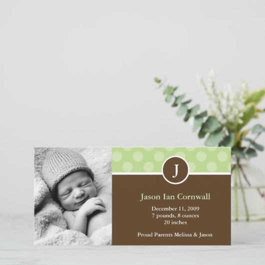 Grüne Monogram-Geburtshinweise Ankündigung (Stehend Vorderseite)