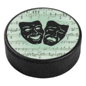 Grüne Musik und griechische Masken im Theater Eishockey Puck (3/4)
