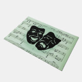 Grüne Musik und griechische Masken im Theater Fußmatte (Schrägansicht)