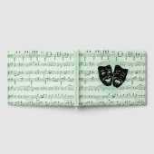 Grüne Musik und griechische Masken im Theater Gästebuch (Voll)